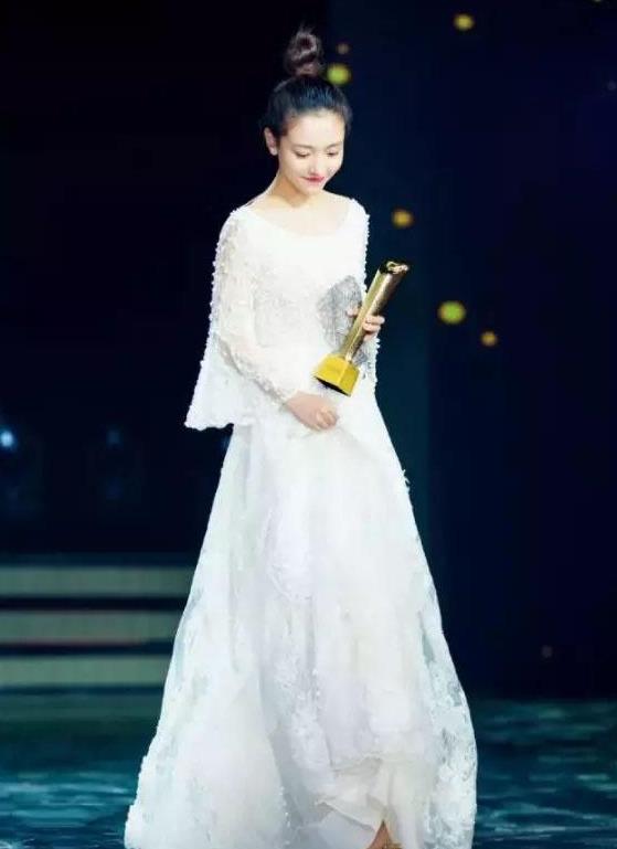 她是武大最美?；?跑龍?zhí)锥嗄?終憑反面角色走紅